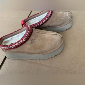 Womens Ugg tazz platform slipper size 6